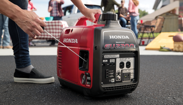 Une personne utilise une génératrice Honda alors qu’elle se trouve à l’extérieur sur la chaussée.